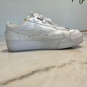 Women’s size 6 nike sneaker with platform